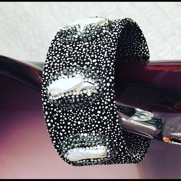 Jewelry - Pearl cuff